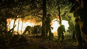 俄烏戰爭、烏克蘭士兵、烏克蘭軍隊、烏克蘭軍人、砲火戰火、叢林戰。圖為烏克蘭第110機械化旅（The 110th Separate Mechanized Brigade）。（圖／翻攝自澤倫斯基臉書）