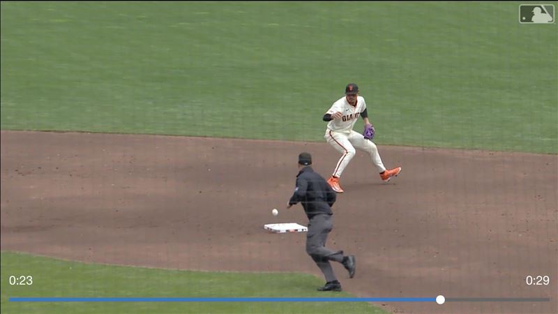鄧愷威2局上讓打者擊出飛球卻打中壘包形成安打。(圖/翻攝自MLB官網)