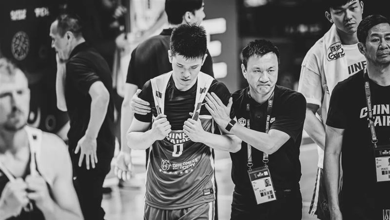 台灣男籃稍早不敵伊朗,在亞洲盃8強止步。(圖/翻攝自IG @FIBAAsiaCup)