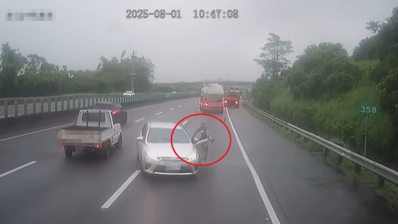 出包的女駕駛神情相當慌張、驚恐。(圖/翻攝自臉書車輛交通事故研究所)