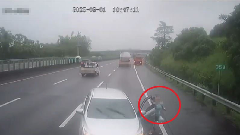 車輛國道故障不明原因從內線道「逆向」往外線道滑動,女駕駛下車攔車。(圖/翻攝自臉書車輛交通事故研究所)
