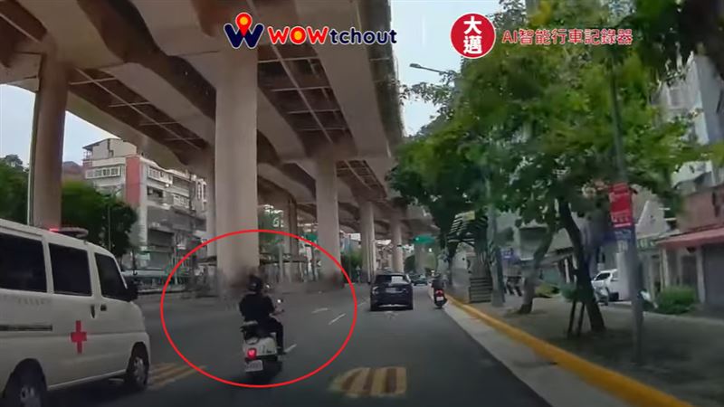 騎士不顧前方救護車閃燈鳴笛,還加速超車。(圖/翻攝自YouTube頻道「WoWtchout-地圖型行車影像分享平台」)