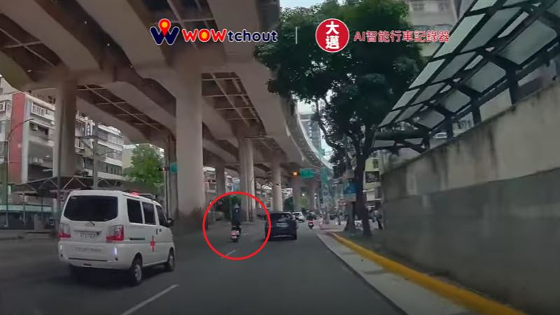騎士搶路口紅燈前通過。(圖/翻攝自YouTube頻道「WoWtchout-地圖型行車影像分享平台」)
