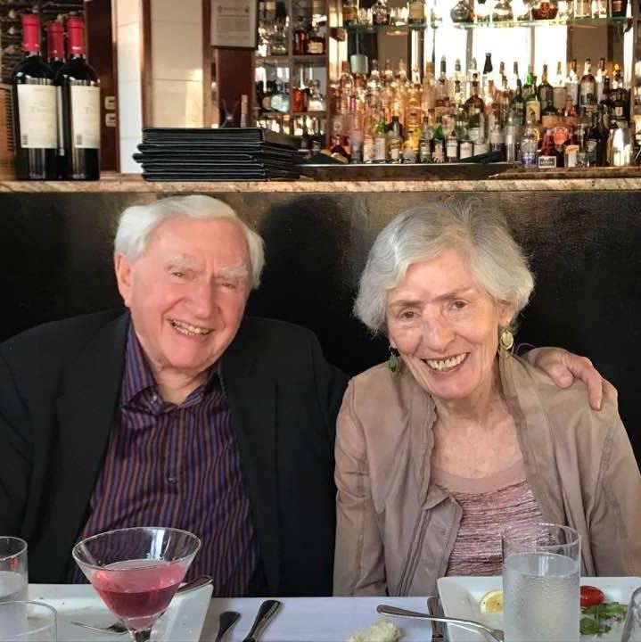 美國103歲醫師塔克（左）分享其3個長壽秘訣，保持身心活躍、不抽菸、不懷恨在心。（圖／取自其臉書）