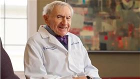 美國醫師塔克（Howard Tucker），今年已103歲。（圖／取自People雜誌）