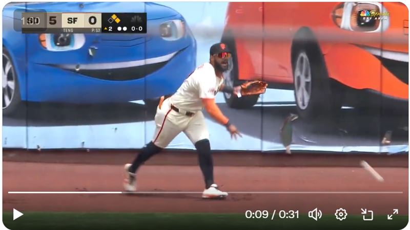 巨人左外野手拉莫斯(Heliot Ramos)回傳球失誤。(圖/翻攝自Talkin’ Baseball X)