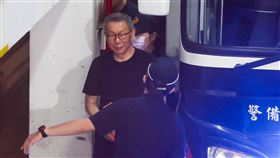 柯文哲自訴鍾小平案　北院開庭台北地方法院6日開庭審理前台北市長柯文哲（中）自訴國民黨台北市議員鍾小平案，提訊在押的柯文哲出庭。中央社記者王騰毅攝  114年8月6日