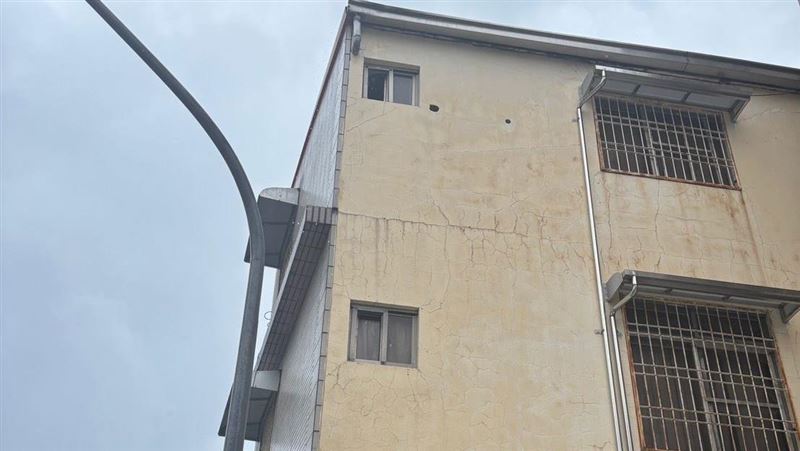 翁因颱風屋頂漏水查看墜樓…妻不知尪身亡