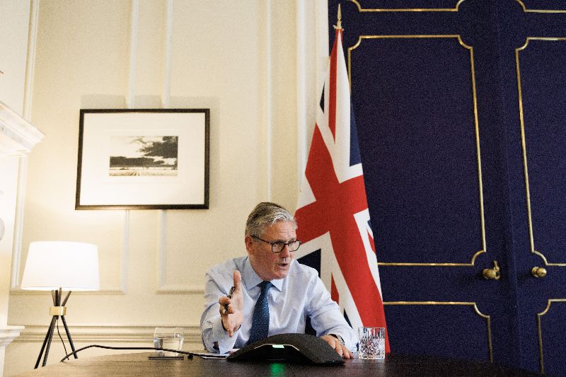 英國首相施凱爾(圖)13日在首相官邸與美國總統川普通話,討論烏克蘭情勢。(圖/中央社)