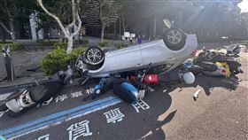 汽車連續撞擊10機車後翻車。（圖／翻攝畫面）