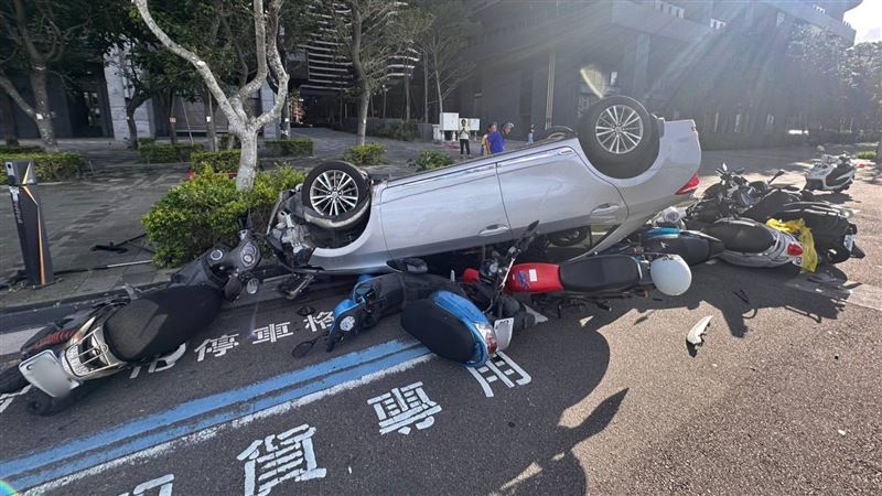 謝男疑因吃安眠藥精神不濟開車連撞10機車。（圖／翻攝畫面）