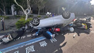 新／疑吃安眠藥恍神　男開車連撞10機車