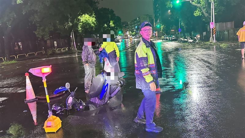 蕭姓女騎士經過人孔蓋後前輪陷落，好險僅四肢擦傷無大礙。（圖／翻攝畫面）