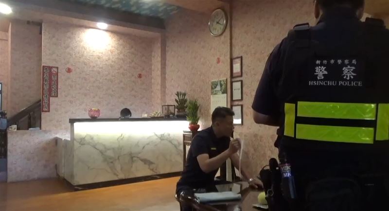 新竹市警二分局臨檢,當場查獲業者、男客及美容師等共5人。(圖/翻攝畫面)