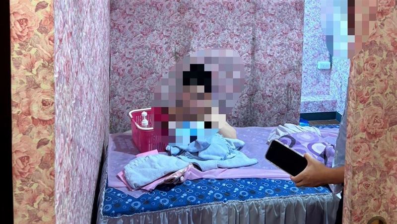 為查不法，警方派員佯裝嫖客前往消費，應召女見生意上門，就脫光、全裸進入浴室問「要不要做2300元的半套服務？」當場活逮。（示意圖／翻攝畫面）