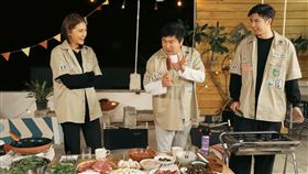 愛吃香腸的胡瓜（左），一口氣就買了15條嚇壞小禎（左）與胡釋安（圖／客台提供）