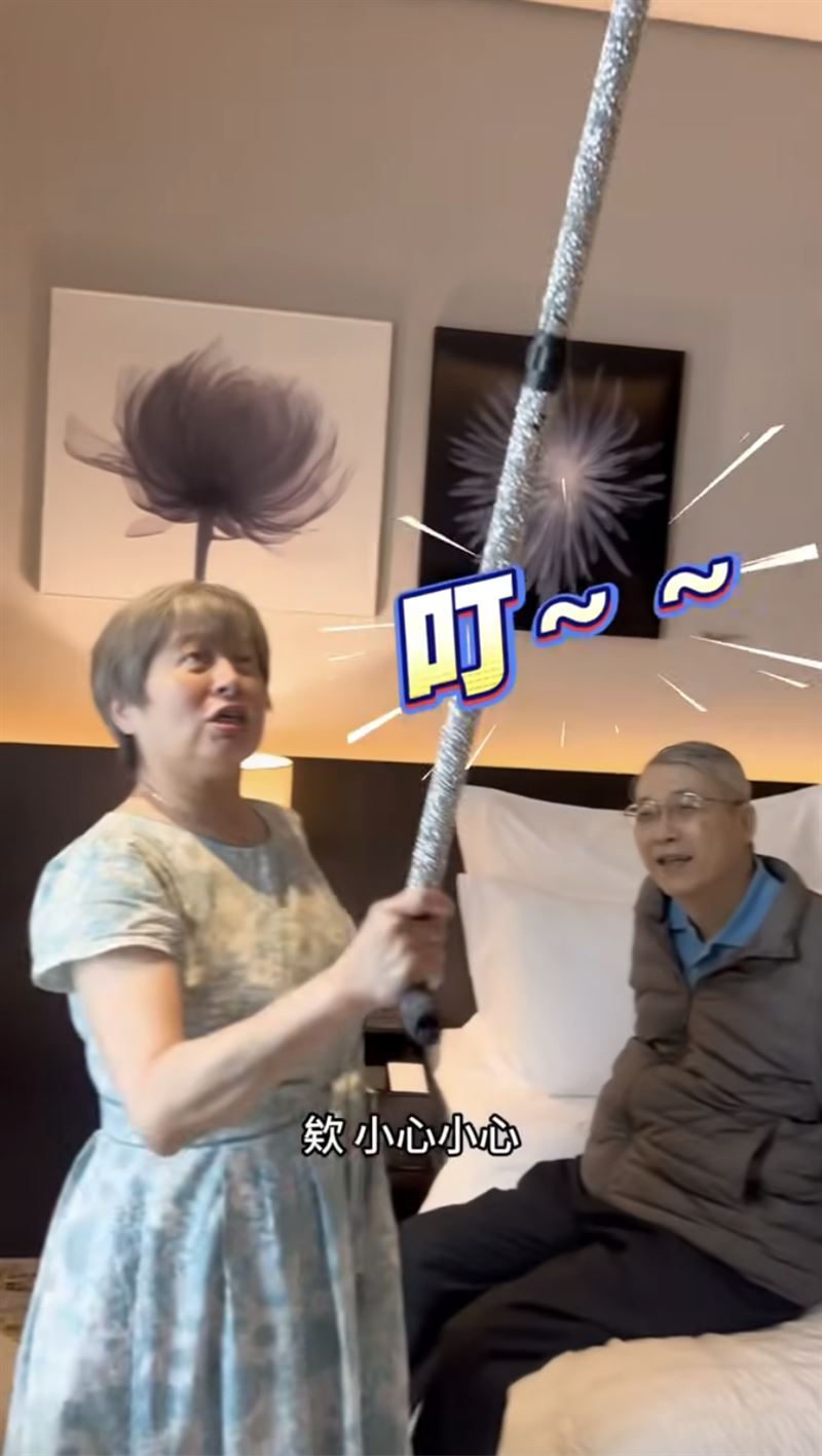 林逸欣媽媽對拐杖愛不釋手。（圖／翻攝自臉書）