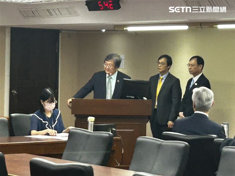 邱泰源(左)今在立院強調,為穩定台灣的供藥穩定性,衛福部已祭出四大措施,要求廠商備妥一定存量。(圖/記者簡浩正攝影)