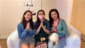 ▲薔薔曬王祖賢、郭靜純合照，短裙加上坐姿引發網友憂心走光。（圖／翻攝自臉書）