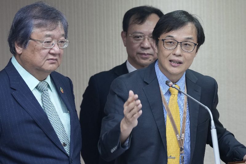 衛福部食藥署長姜至剛（前右）回應全面開放福島食品進口：一切按造程序走。(資料照)