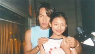 言承旭上山悼大S　全身黑低頭拭淚惹心疼