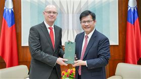 外交部長林佳龍會晤新任波蘭駐台代表畢爾斯基。（圖／翻攝自林佳龍臉書）