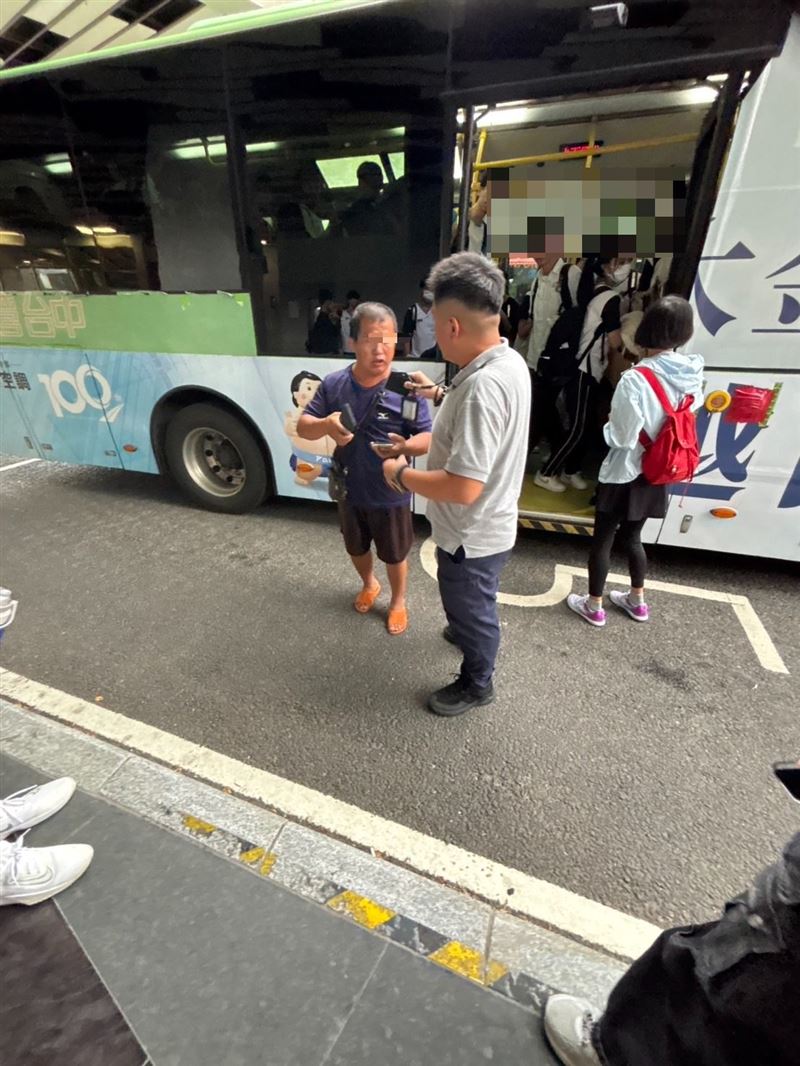 警方獲報前往豐原轉運站逮人。（圖／翻攝畫面）