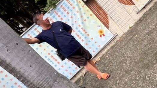 嚴男放學時間與大批學生一起擠上公車。（圖／翻攝畫面）
