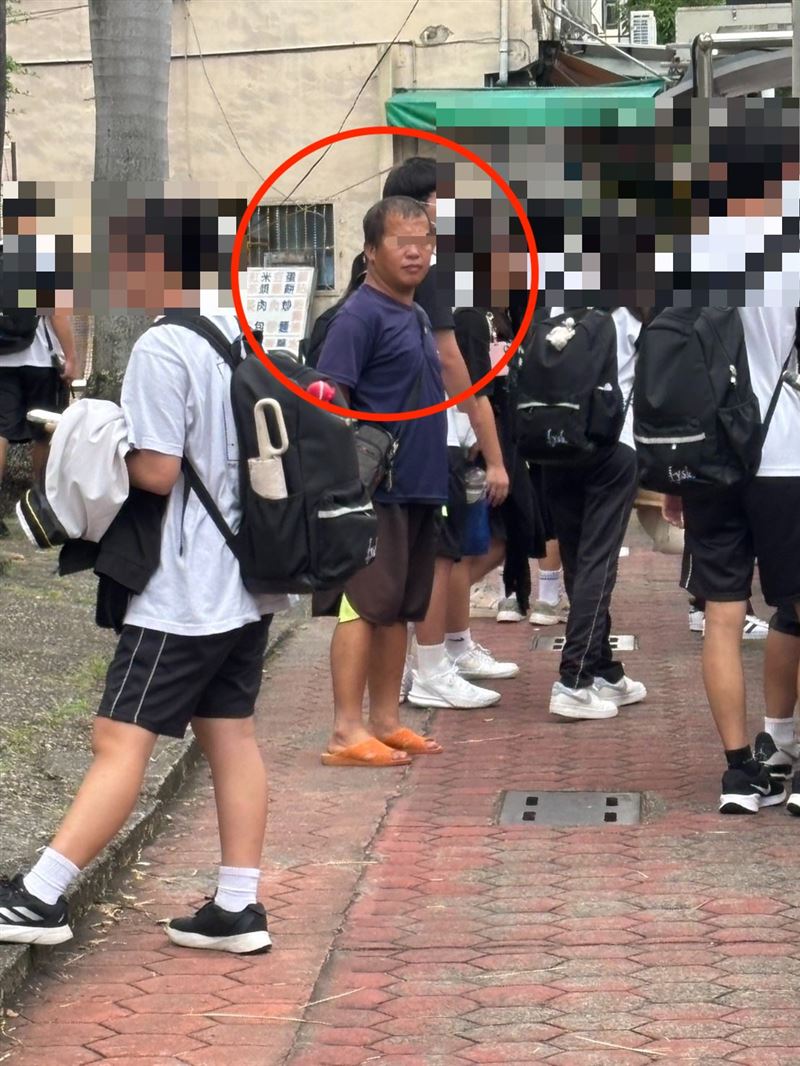 民進黨台中市議員謝志忠公布「熊抱狼」的正面照。（圖／翻攝畫面）