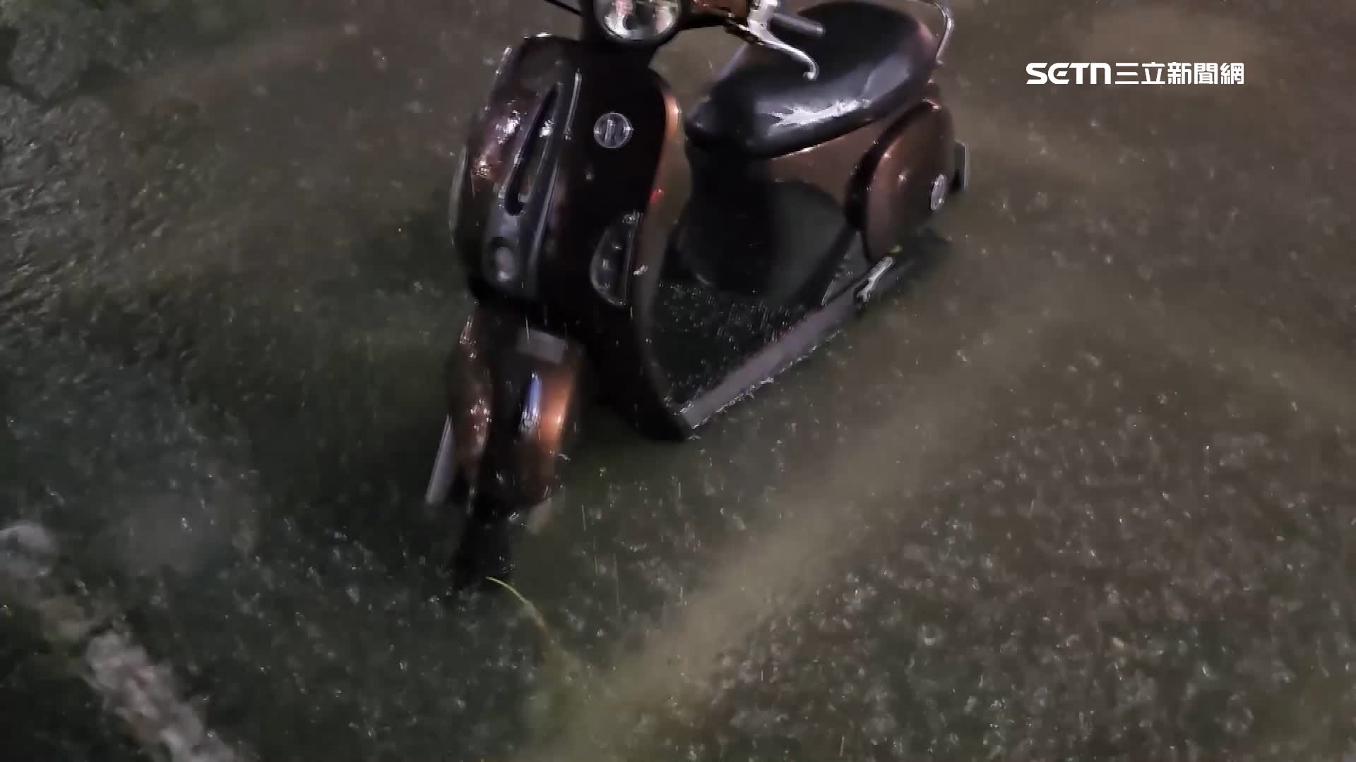 道路排水不及，水淹到機車排氣管