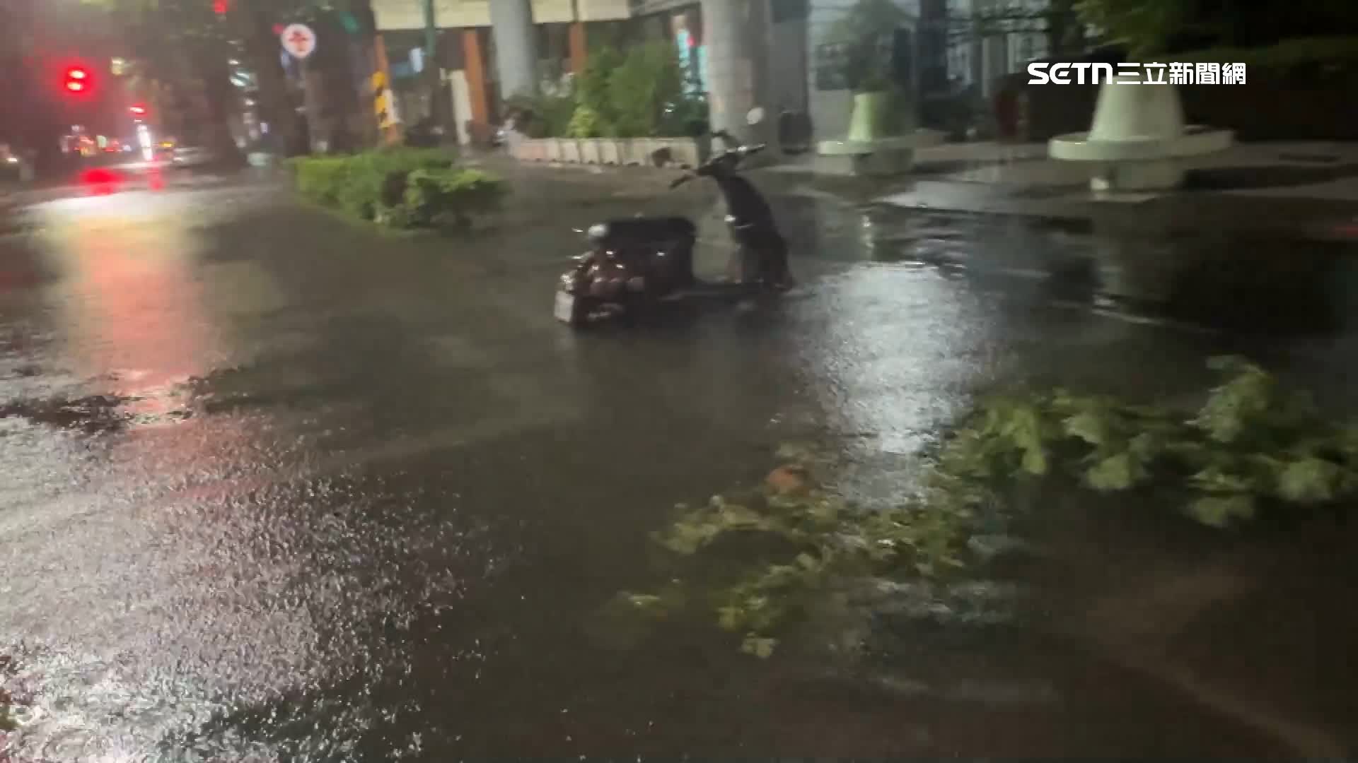昨（13）日高雄晚間強風雨來襲，道路積水嚴重