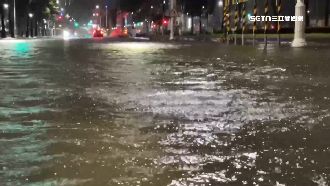 楊柳颱風襲高雄　騎士抱柱直呼「好可怕」