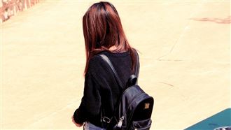 硬上逃家少女！超商店員逼拍片…傳給同學