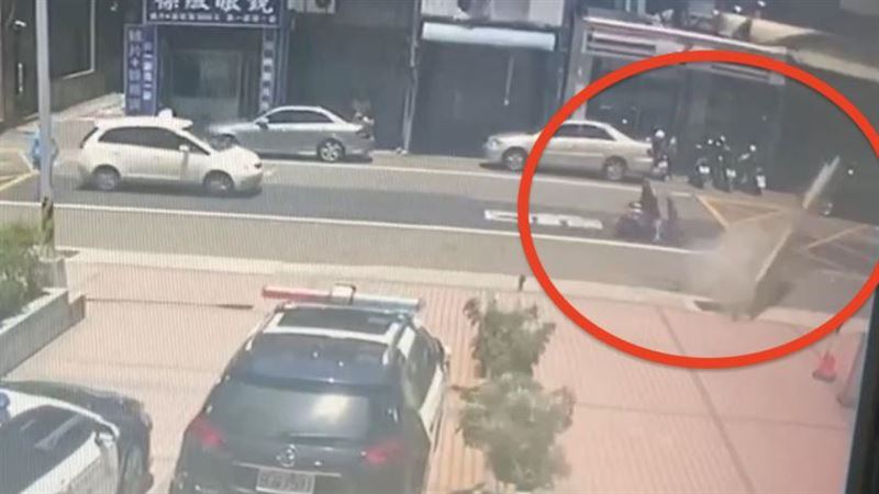 驚險畫面曝！高樓玻璃吹落地　騎士險被砸