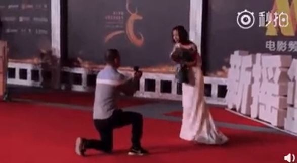王珞丹在電影宣傳活動上被男子當眾求婚。（圖／翻攝自微博）
