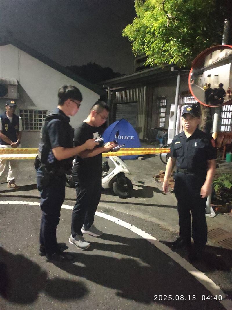 員警獲報趕抵發現阿嬤已死亡，立即將呆站在現場的黃男逮捕帶回。（圖／翻攝畫面）