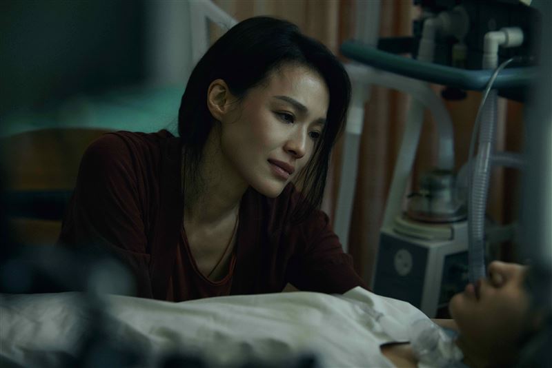 舒淇飾演的「汪慧君」是一位看似溫柔、實則堅韌的母親。（圖／Netflix提供）
