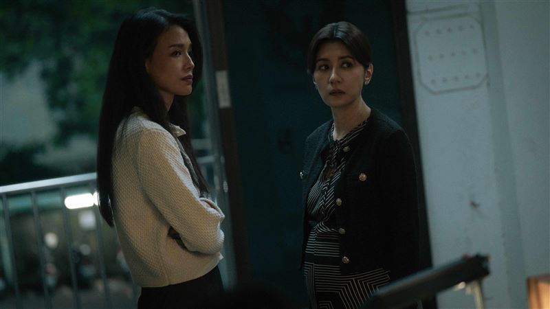 李心潔（左）、賈靜雯《回魂計》都是受害者家屬。（圖／Netflix提供）