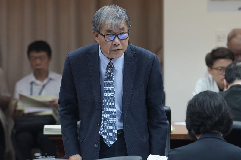 教育部長鄭英耀（圖）14日表示，政務官若在政策推動及團隊、專業上，無法回應社會期待跟需求，就是知所進退。（圖／中央社）