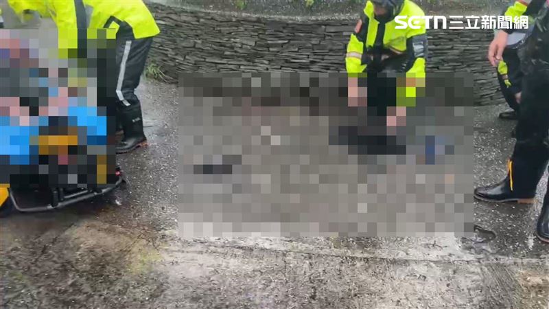 一名男子爆頭倒臥血泊中，身旁留有一把改造槍枝。（圖／翻攝畫面）