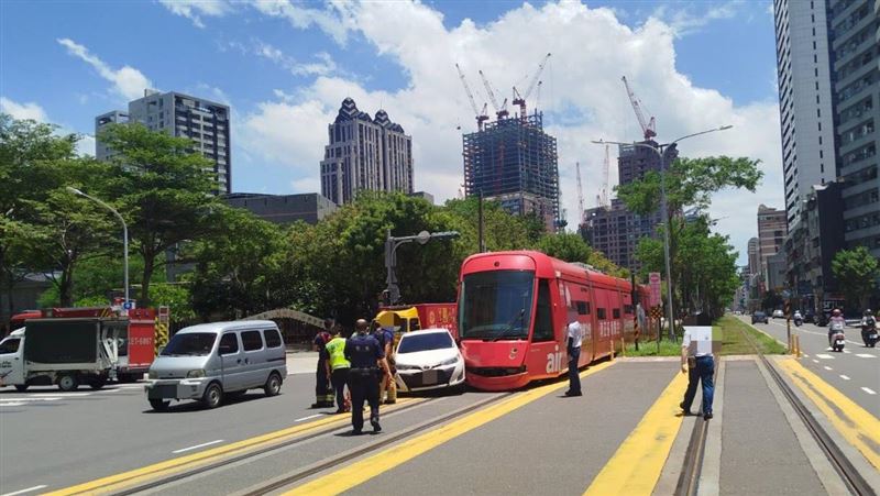 高雄輕軌14日早上再次被不長眼的駕駛撞上。（圖／翻攝畫面）
