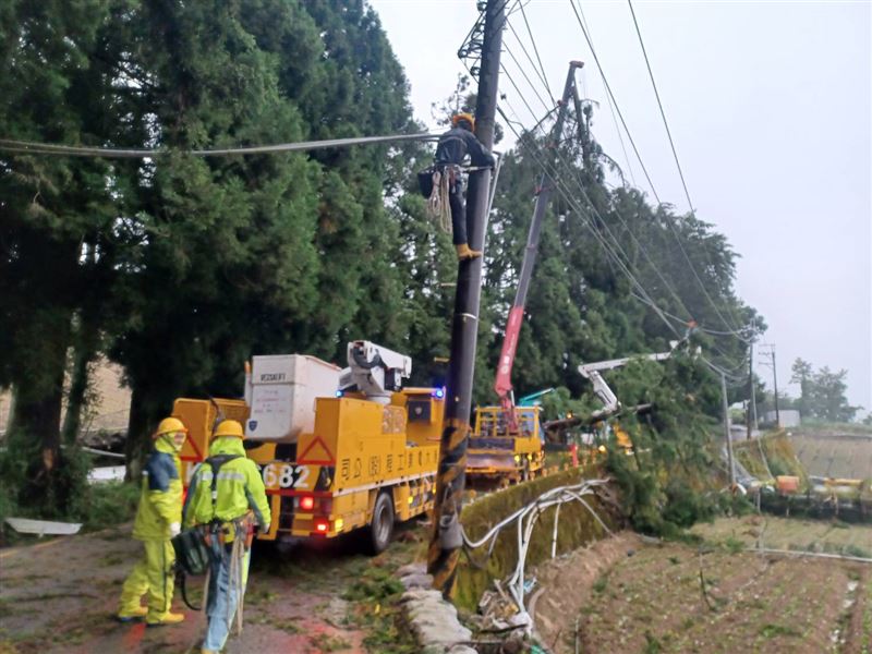 台電人員漏夜搶修。（圖／翻攝畫面）