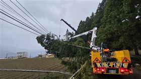 梨山4千戶停電！台電人員漏夜搶修畫面曝