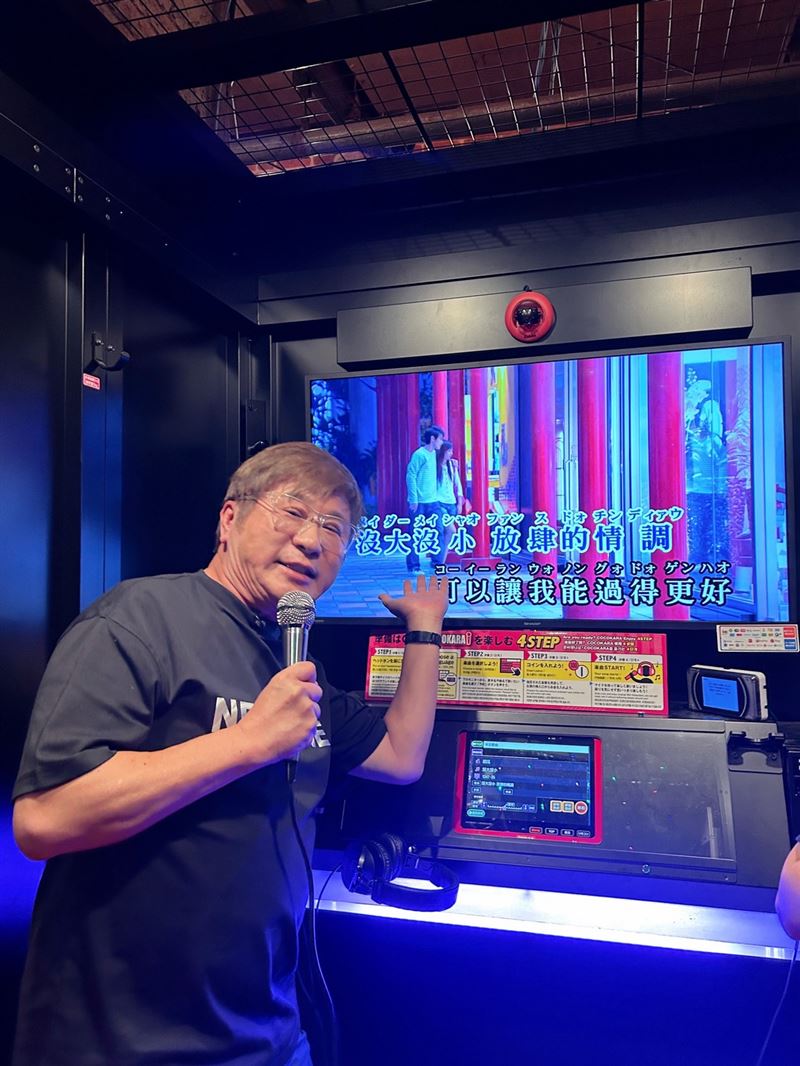 胡瓜游刃有餘的介紹日本球場。(圖／《下面一位》提供）