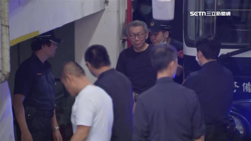 柯文哲（後中）14日出席京華城案開庭