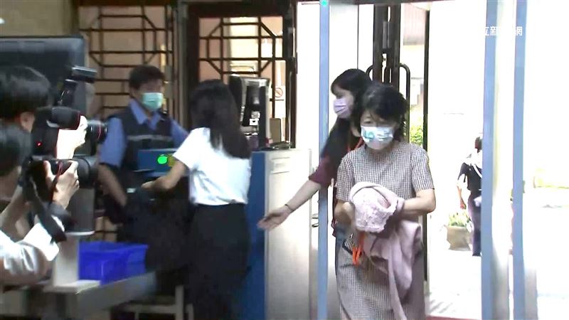 陳佩琪（右1）一早再度現身北院陪伴柯文哲開庭