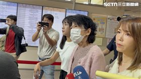 ▲在法庭內激動對審判長大喊的陳佩琪，在民眾黨成員陪同下離開北院。（圖／記者楊佩琪攝）