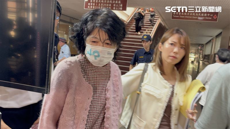 在法庭內激動對審判長大喊的陳佩琪，在民眾黨成員陪同下離開北院。（圖／記者楊佩琪攝）