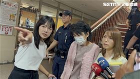 ▲在法庭內激動對審判長大喊的陳佩琪，在民眾黨成員陪同下離開北院。（圖／記者楊佩琪攝）