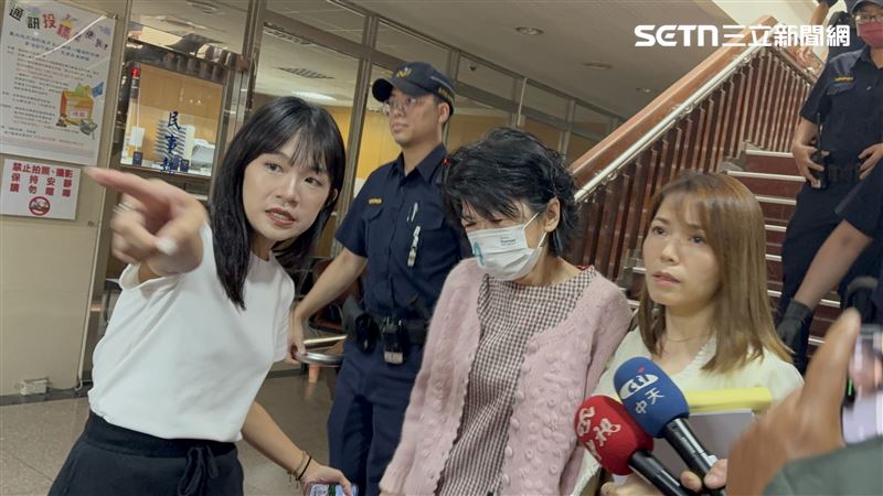 陳佩琪14日在法庭內情緒激動對審判長大喊，最後在民眾黨成員陪同下離開北院。（圖／記者楊佩琪攝）